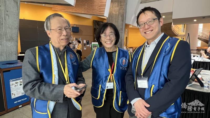 新英格蘭大波士頓台灣商會前會長蔡明機、現任會長賴怡音（中）、副會長彭聲翔（右）