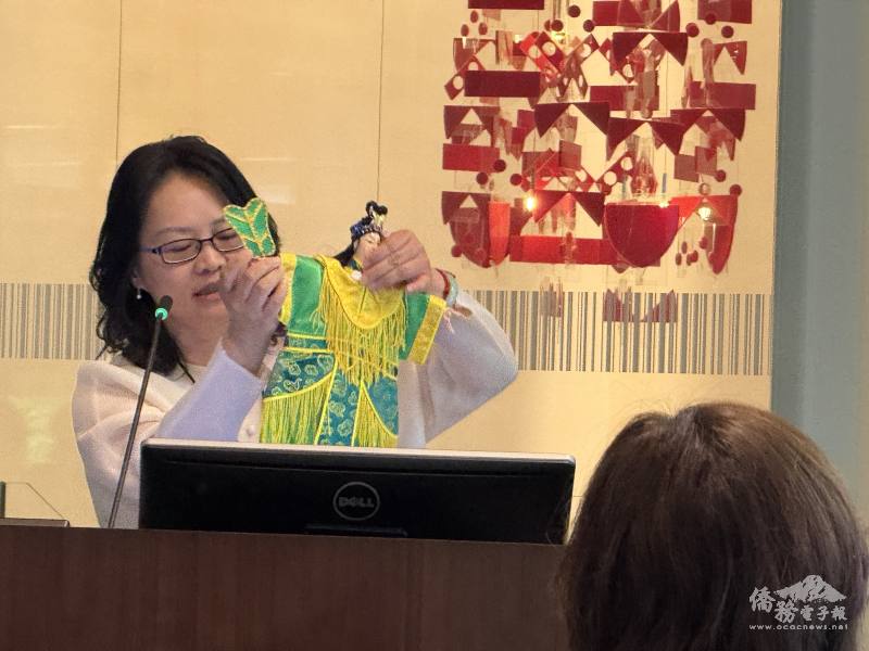 愛迪生中文學校校長林郁翠展示布袋戲和臺語教學