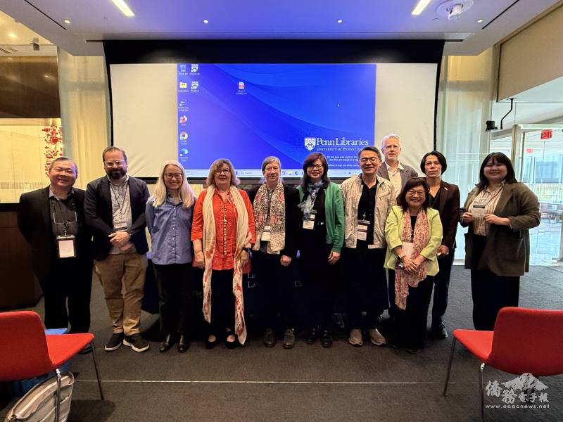 賓大中文主任李智仁(左起)、東亞中心副主任David Dettmann、文學院長Josephine Nock-Hee Park、語言中心主任Christina Frei、會議主講教授Nancy H. Hornberger、會議主辦人Grace Wu、高雄師範大學教授鍾鎮城、東亞中心主任Frederick Dickinson、印第安納大學東亞系教授陳雅芬、法國東方語言學院臺語教授劉展岳、與駐處教育組喬琪。