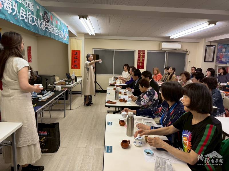 與會者在講師引導下，依步驟實際練習沖泡臺灣茶，體驗茶藝之美