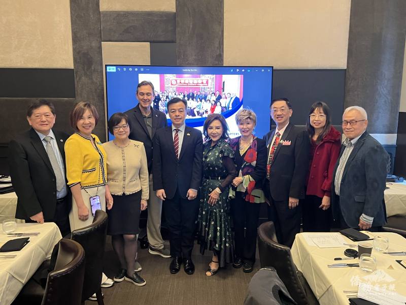 駐舊金山辦事處處長伍志翔(左五)及僑務委員吳怡明(右三)受邀出席