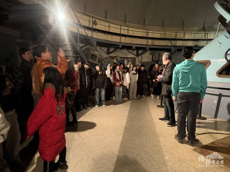 天文學家Louis向FASCA學生解說天文臺的歷史及運作原理