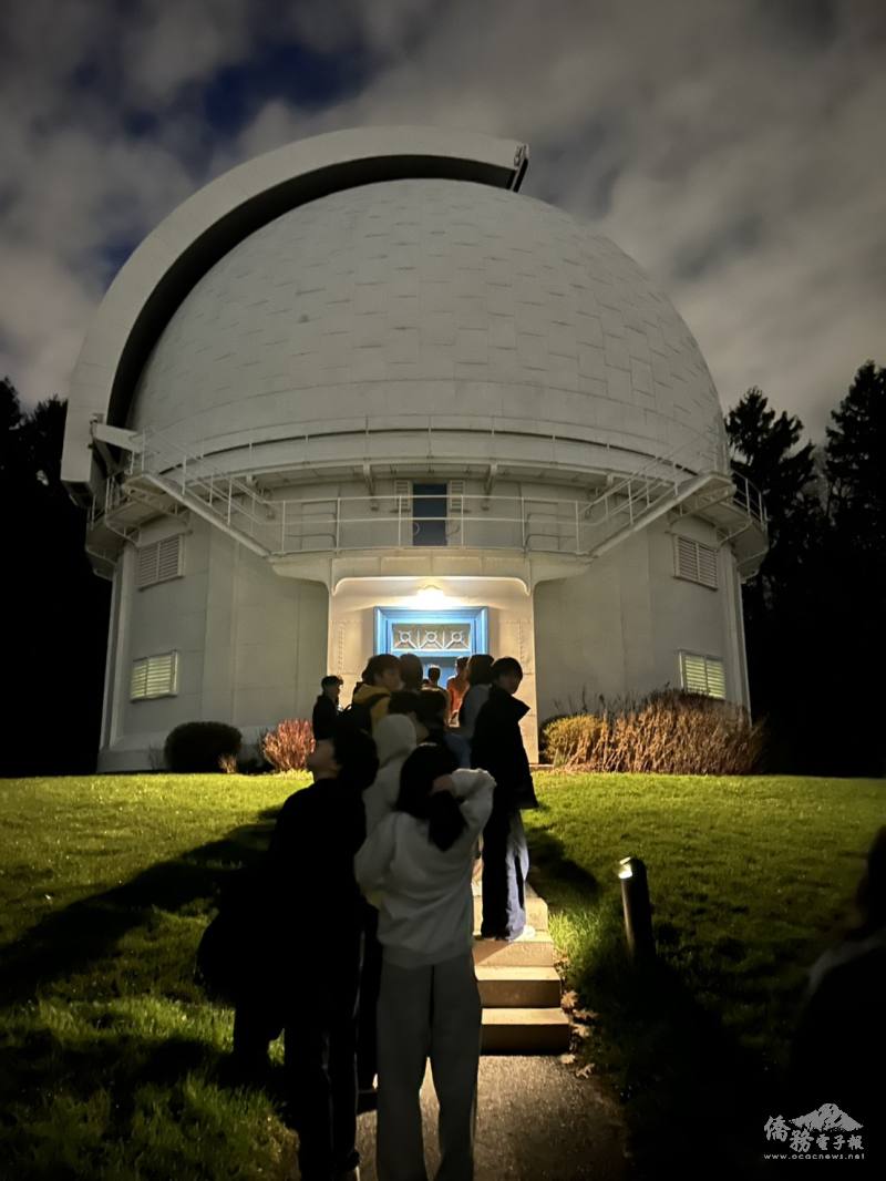 FASCA學生們進入大衛·鄧拉普天文台準備參觀