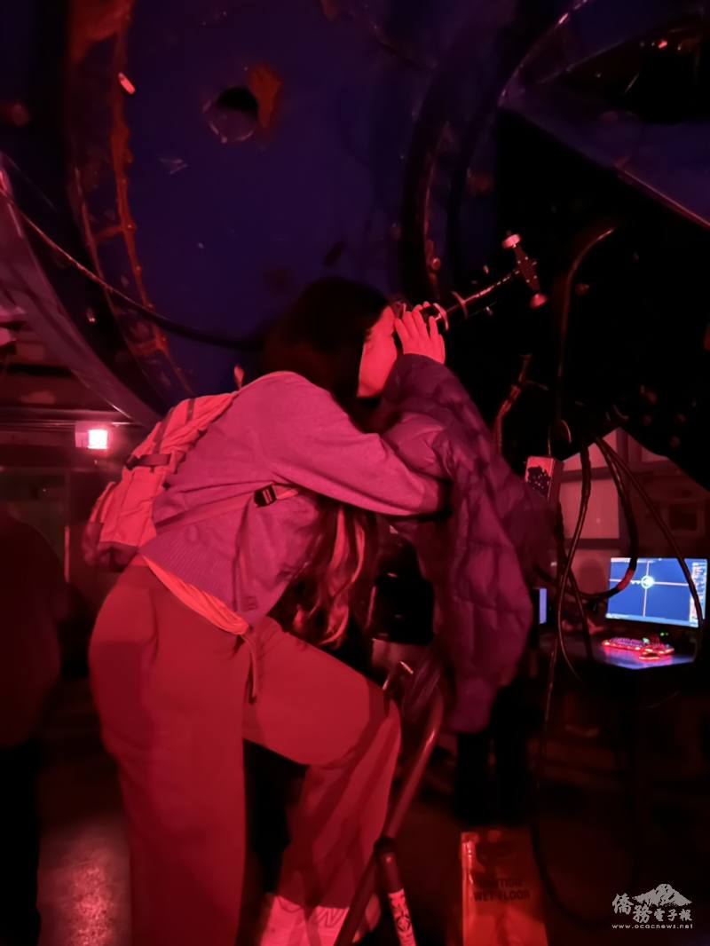 學員透過加拿大最大的74吋光學反射望遠鏡觀看木星及月球表面