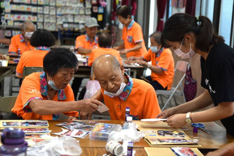 黃靖珈（右）協助長輩製作相片手工書