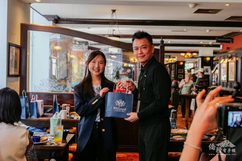 國立成功大學英國校友會會長卓湘惇致贈紀念品予陳裕禎，感謝其於春季聚餐中分享經驗