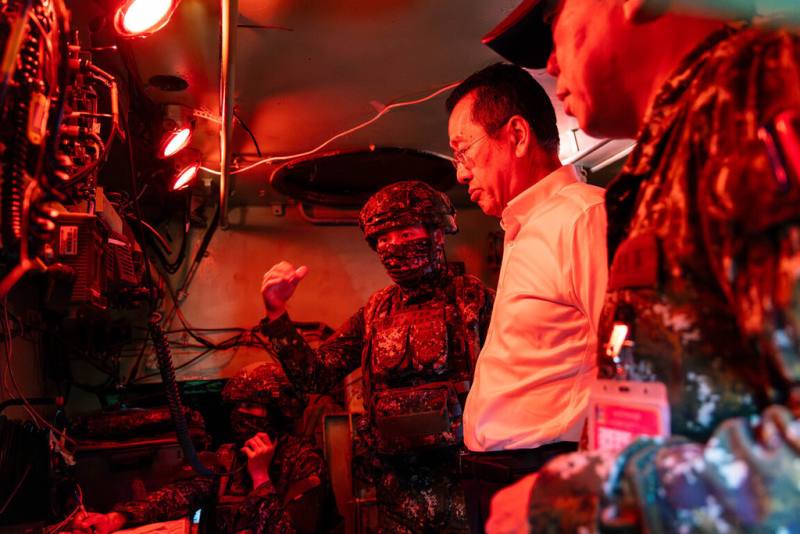 國防部長顧立雄（右2）28日視導北測中心，於進訓部隊指揮所了解部隊任務整備與指管運作情形。（軍聞社提供）