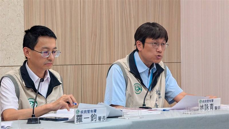 CDC epidemiologist Lin Yung-ching (right). CNA photo