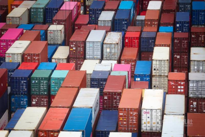 圖為基隆港西岸貨運碼頭貨櫃。（中央社檔案照片）