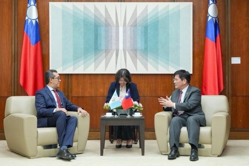 外交部長林佳龍（右）28日與瓜地馬拉財政部長曼高斯（左）就台瓜雙邊合作交換意見。（外交部提供）