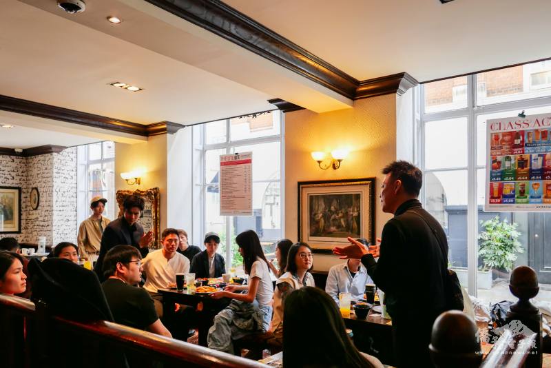 與會校友於春季聚餐中聆聽陳裕禎分享跨國智財服務經驗，並就企業品牌保護與國際市場布局交流