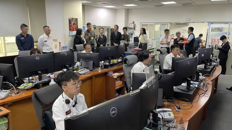 日本沖繩縣知事辦公室及石垣市消防本部28日下午拜會台中市政府消防局，針對災害防救體制與實務經驗進行交流對談，日方也參觀勤務指揮中心，了解線上派遣及轄區作業流程。（中市府消防局提供）
