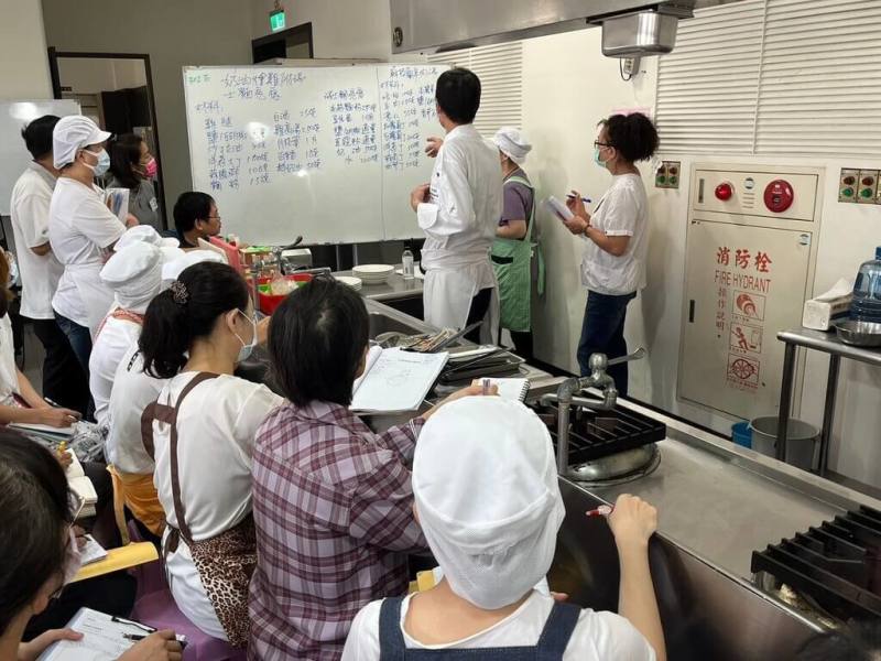 高雄市勞工局整合產官學資源，開辦多元職業訓練課程，協助學員掌握就業趨勢，打造多元技能；2026年共規劃工業、商業及醫事護理與家事服務等3大類、36班課程，陸續開放招生。（高雄市勞工局提供）