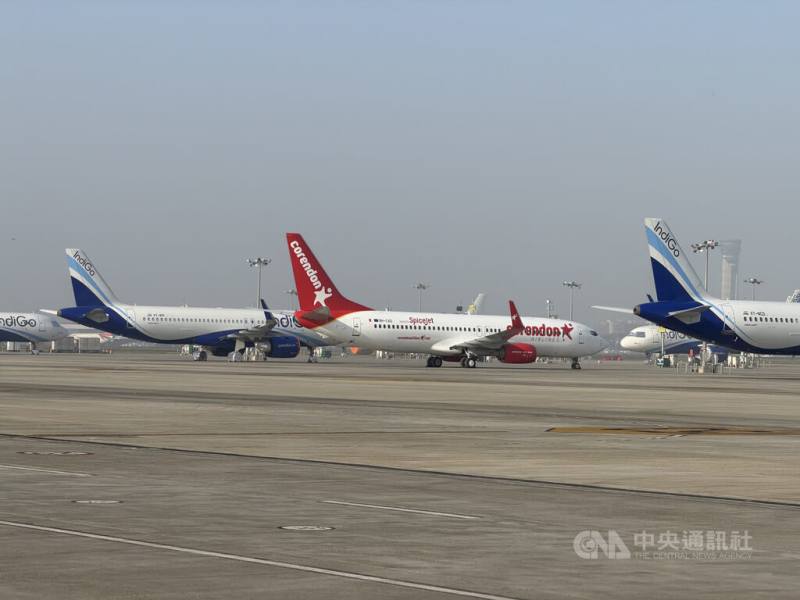 中東戰事導致國際油價飆高，印度媒體報導，多家航空公司表示，由於燃料價格太貴，將面臨停飛危機，要求政府調整航空燃油價格。圖為新德里的機場。