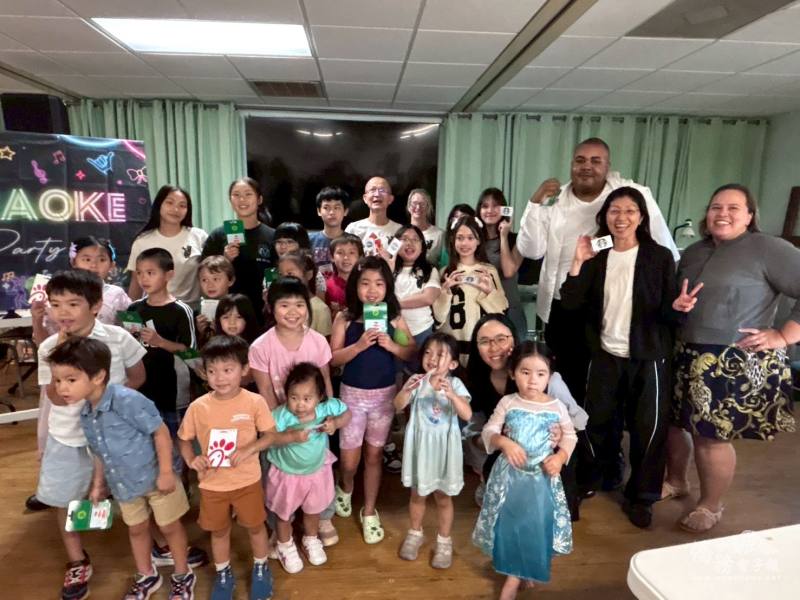 年度卡啦OK大賽得獎者合影