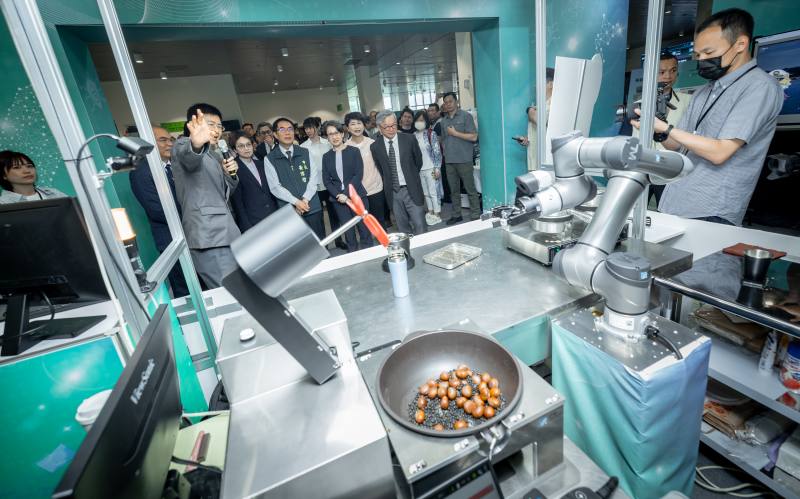 副總統前往智慧城市區、智慧服務區等展攤參觀，從互動體驗感受AI走進生活