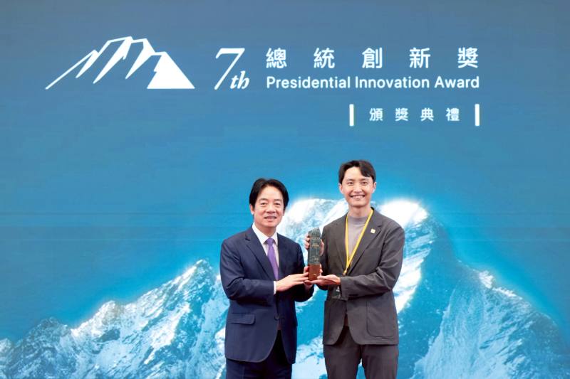 總統逐一頒獎予各得獎者，肯定及表彰他們的創新精神，以及對臺灣經濟發展的貢獻