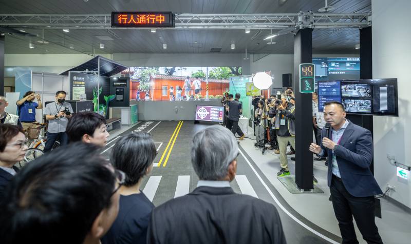 副總統出席「主權AI-全光網路智慧城市應用發布會及第1屆AI IMPACT大南方成果展示開幕」