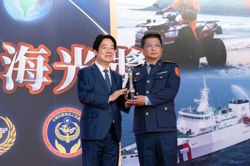 總統親自頒發「國家海光獎」予得獎人
