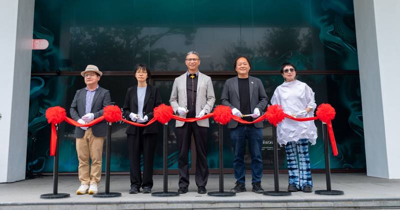 左起臺灣工藝之家協會理事長謝嘉亨、文化部綜規司專委王瑞雯、工藝中心主任陳殿禮、臺灣工藝聯盟總會長葉志誠及策展人程湘如共同為展覽開幕儀式剪綵合影留念。