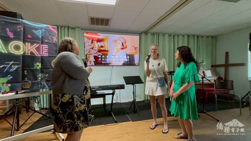 TCML學員India Kudla（螢幕右）下足苦工練成〈甜蜜蜜〉