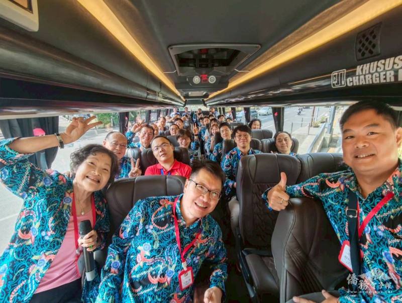 印總總會長黃麗真(左)與秘書長蔡紀源(右)帶領各分會會長及會員前進中爪哇，並由中爪哇台商會秘書長王振滿(中)帶隊