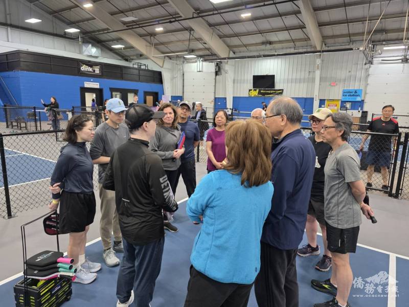 新手朋友在專業教練與熱心球友的協助下，認識規則、學習握拍與擊球