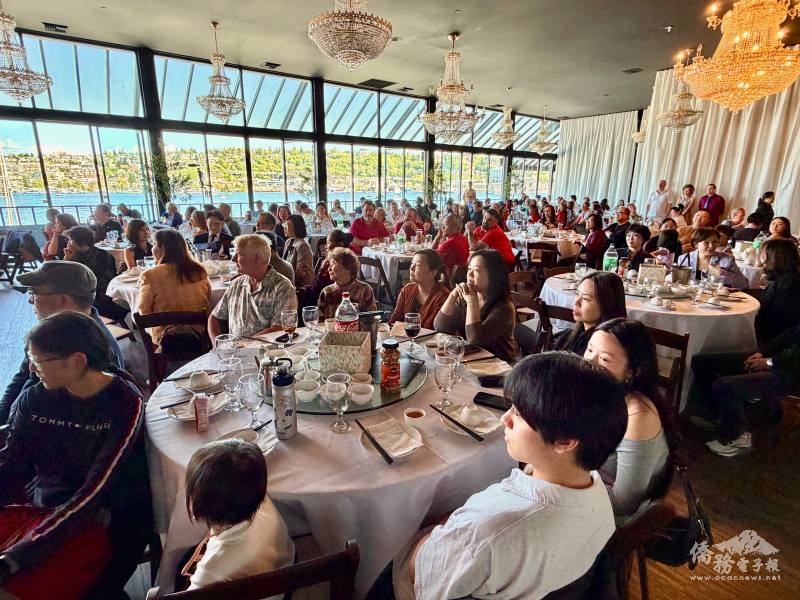 現場僑胞齊聚一堂，專注欣賞精彩演出，氣氛熱烈溫馨