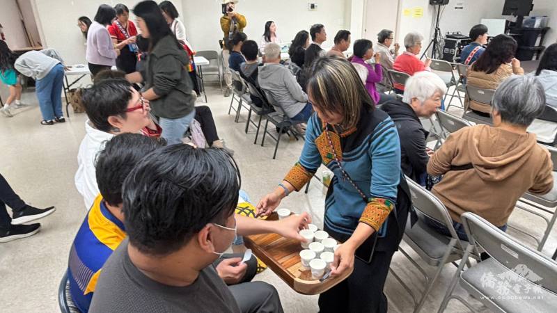 主辦單位特別準備阿美族酒釀點心與鄉親們分享