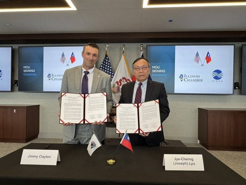 Illinois Chamber of Commerce President Jimmy Clayton (left) and Taipei-based Chinese International Economic Cooperation Association Chairman Joseph Lyu display the MOU after signing it in Chicago on Monday. Photo courtesy of Taipei Economic and Cultural O