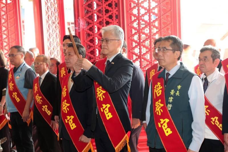 明延平王鄭成功來台365週年中樞祭典29日在台南市延平郡王祠舉行，內政部次長吳堂安（前右2）主祭，海內外鄭氏宗親團體及日本平戶市訪問團等與祭。（台南市政府提供）