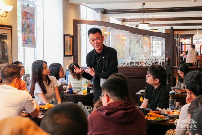 宏景國際集團創辦人暨董事長陳裕禎於活動中與校友交流，分享其在國際智慧財產權、商標專利布局及企業全球化服務中的實務觀察