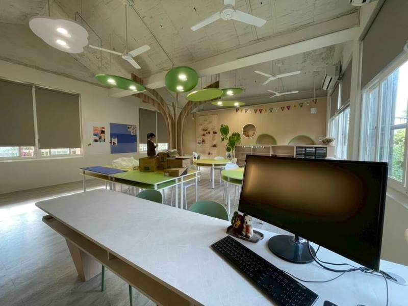 「教育部國教署補助各直轄市、縣市政府改善及充實身心障礙資源班設施設備實施計畫」於114年度擴大補助至142所學校。其中台南市新市國中結合挑高斜屋頂與木作質感，淡化傳統教室的冰冷標籤。（教育部提供）