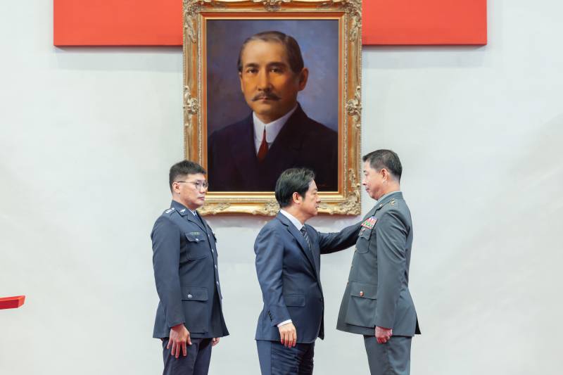 總統主持將官晉任授階典禮　盼強化實戰訓練、明確官兵使命　展現守護民主決心