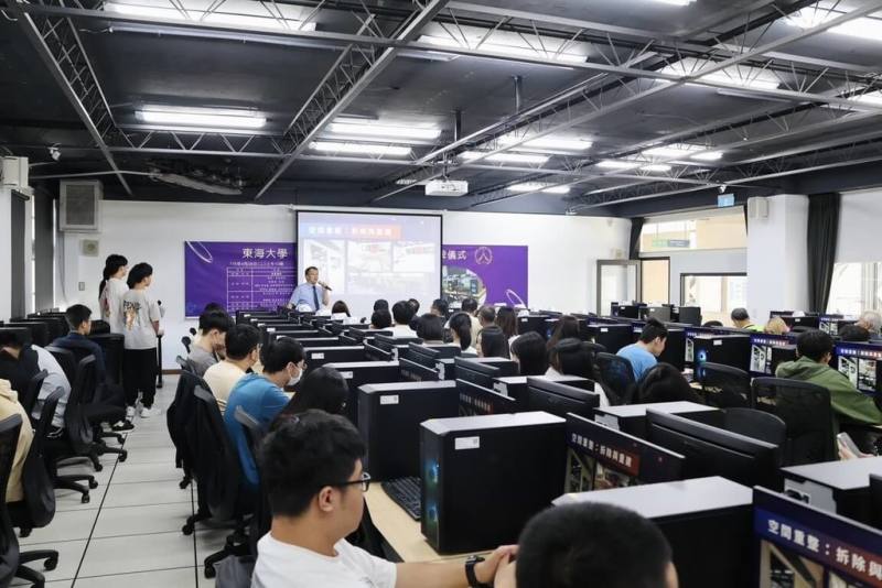 東海大學資訊工程學系再添專屬AI PC教室、也是學校的第7間AI PC教室，全面升級78台電腦設備與運算效能、引入人工智慧代理平台OpenClaw（龍蝦），28日揭牌啟用。（東海大學提供）
