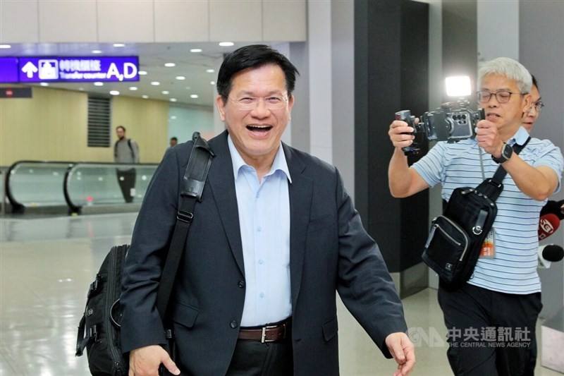 Foreign Minister Lin Chia-lung arrives at Taiwan's Taoyuan International Airport early Tuesday after concluding his visit to Eswatini as special envoy for President Lai Ching-te. CNA photo