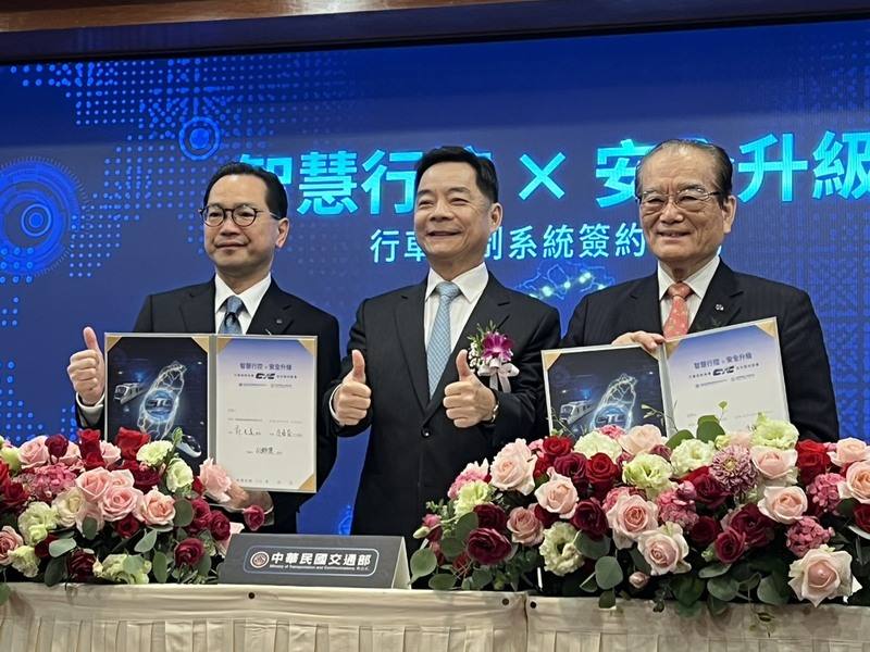台鐵公司29日舉行「第三代中央行車監控系統（CTC 3.0）」專案啟動儀式，日本信號公司社長後藤隆一（左）及台鐵董事長鄭光遠（右）代表簽約，交通部政務次長伍勝園（中）出席見證。