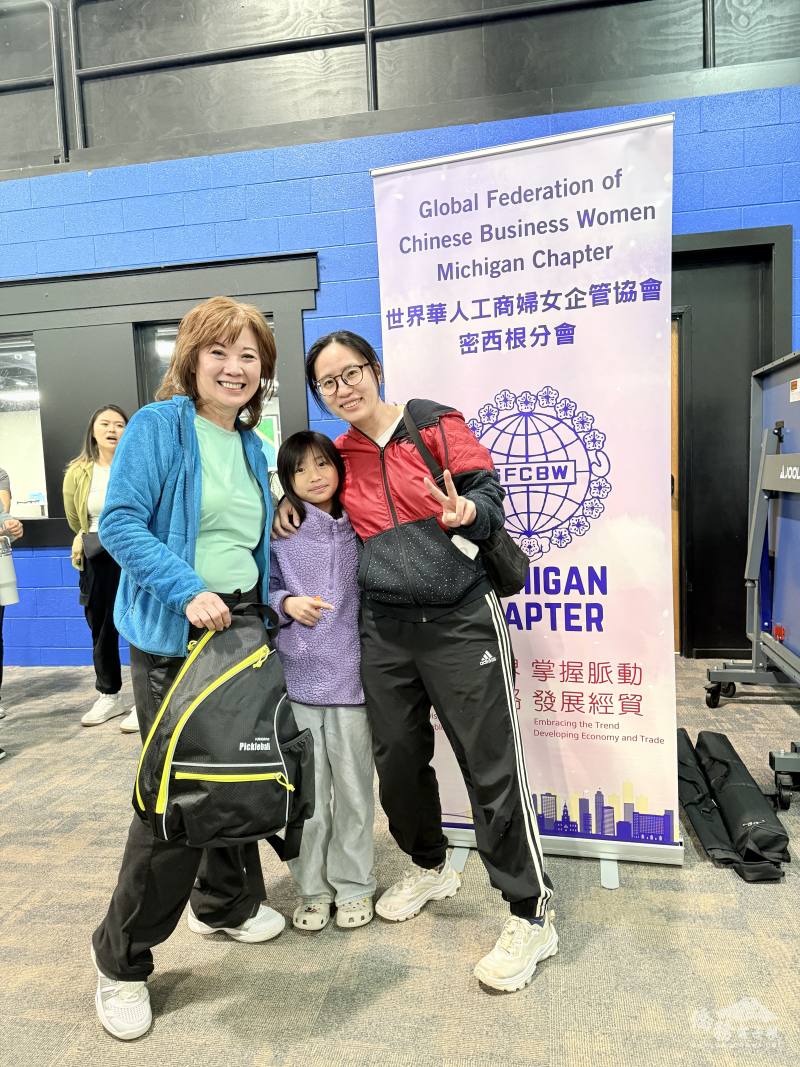 幸運得主抽中匹克球拍及其他運動用品，開心將實用好禮帶回家