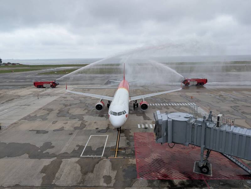 金門縣與越南芽莊直航雙向包機旅遊29日首航，金門尚義機場安排「水門禮」迎賓。