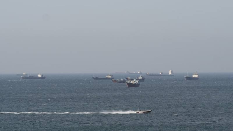 圖為18日在荷莫茲海峽航行的船隻及油輪。（路透社）