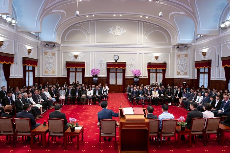 總統接見全國模範勞工及移工　強調職場安全、勞動尊嚴和生活照顧是政府努力的目標