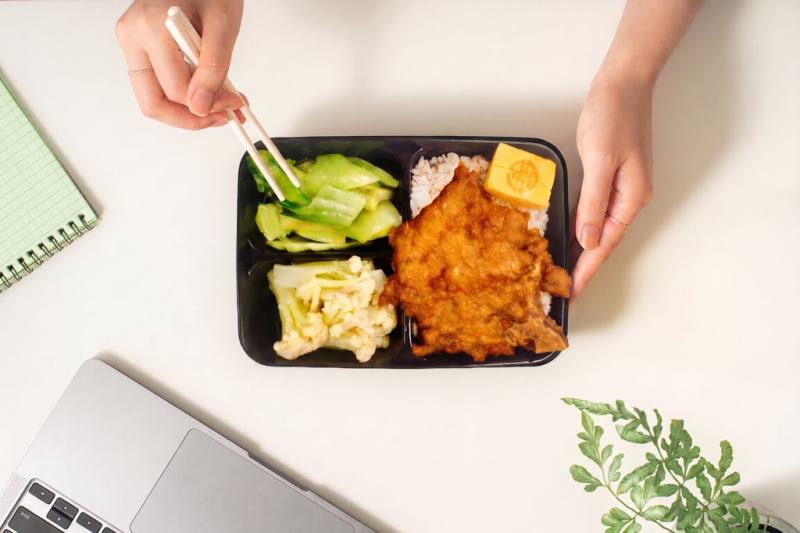 台鐵30日發布新聞稿表示，將在雙北推出「團訂台鐵便當環保外送」服務，提供3款台鐵便當經典口味。（台鐵提供）