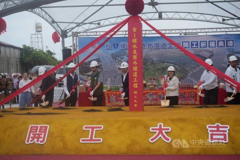 交通部公路局29日辦理台1線水底寮外環道工程開工祈福典禮，交通部長陳世凱（右4）、屏東縣長周春米（右3）等人出席。