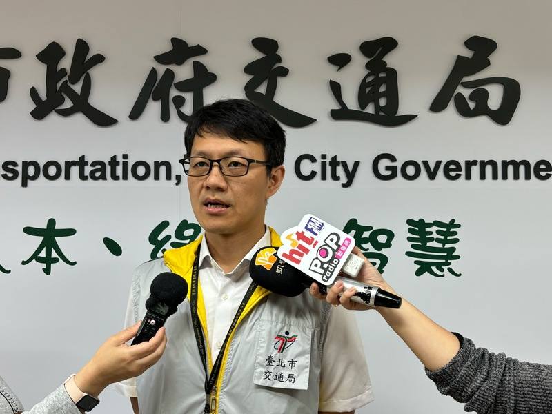 台北市交通局30日舉辦記者會，停車管理工程處機電科長許捷翔表示，5月起加入「停車查詢一站式服務」會員並開通防汛簡訊功能，就可享有堤外停車首單免費優惠。