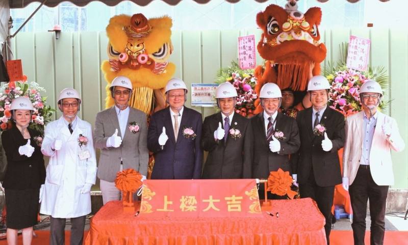 新竹台大分院竹北院區2期工程29日舉行上梁典禮。台灣大學副校長楊志新（右4）、台大醫院院長余忠仁（左4）、新竹台大分院院長洪冠予（右3）等人合影。（新竹台大分院提供）
