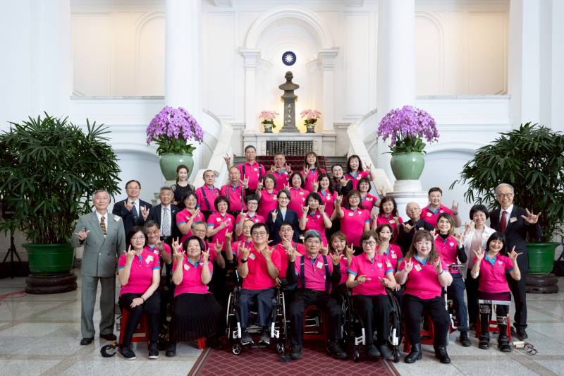 副總統與「社團法人台南市基督教青年會慈光合唱團」合影