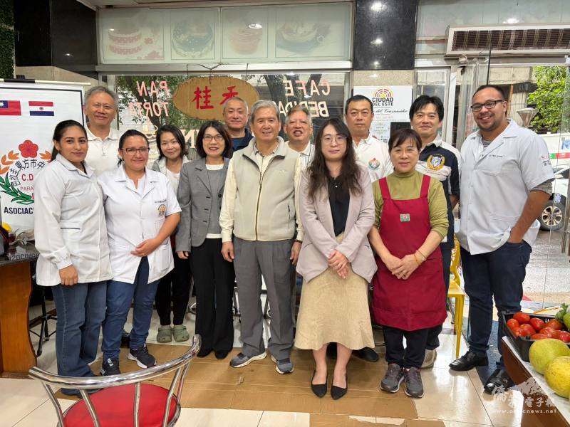 總領事陳慧芬(右4)與現場工作人員合影