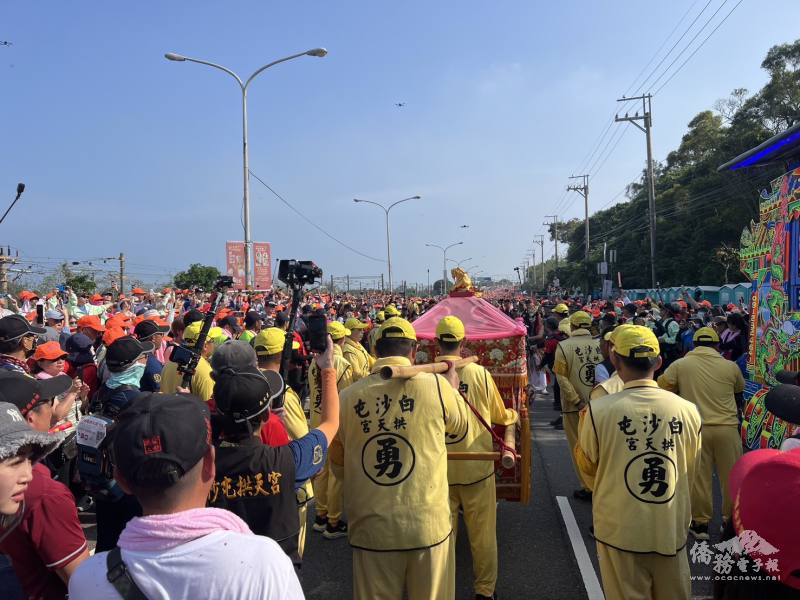 王福堂於進香途中發揮新聞志工精神，紀錄信徒虔誠跟隨媽祖的現場
