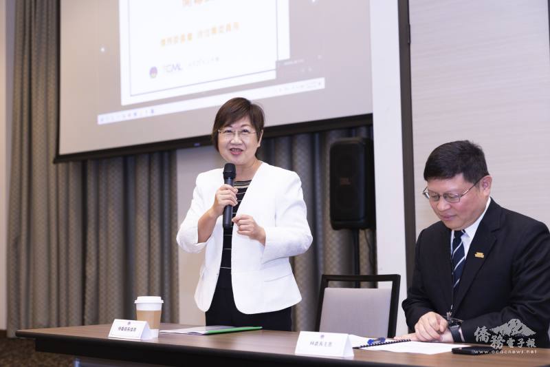 徐佳青委員長(圖左)與林主恩處長(圖右)於開幕典禮期許北美各地TCML一同打造臺灣華語與文化推廣品牌