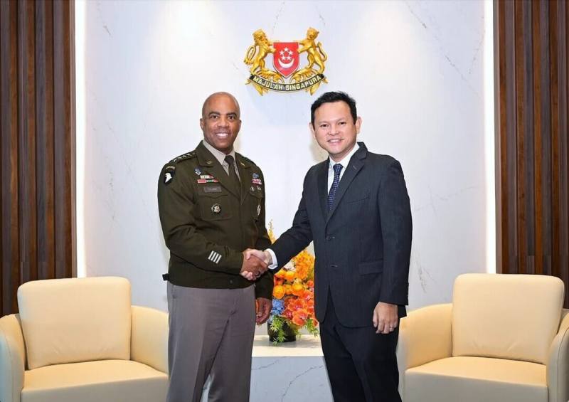 首次到訪新加坡的美國太平洋陸軍司令克拉克（左）本週訪問新加坡，並與新加坡國防部高級政務部長扎吉哈（右）會面。（新加坡國防部提供）